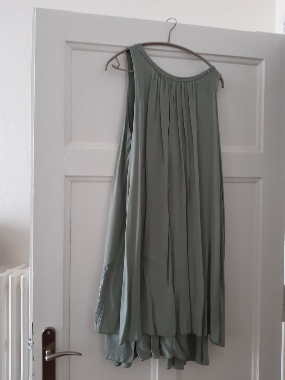 2 robes &agrave; l'unit&eacute; une kaki.l autre beige
12€ l unite Vêtements