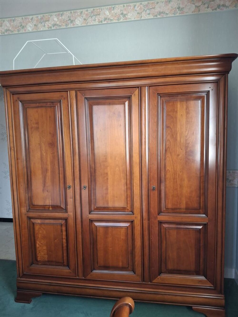 Armoire et sa table de chevet en merisier massif Meubles