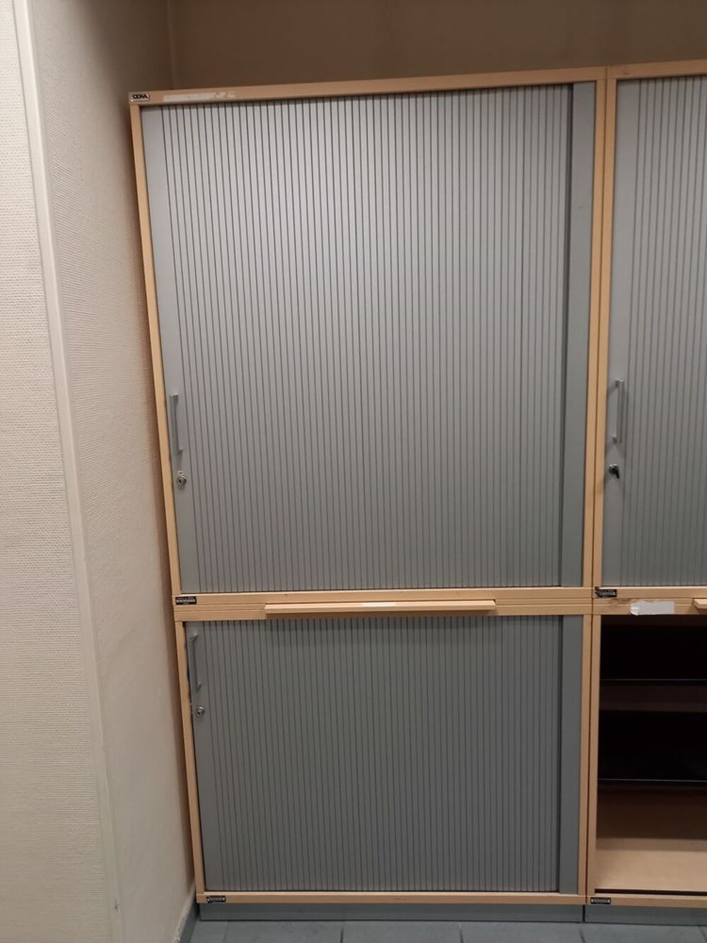 Bloc armoire haute avec 4 &eacute;tag&egrave;res et cl&eacute; Meubles