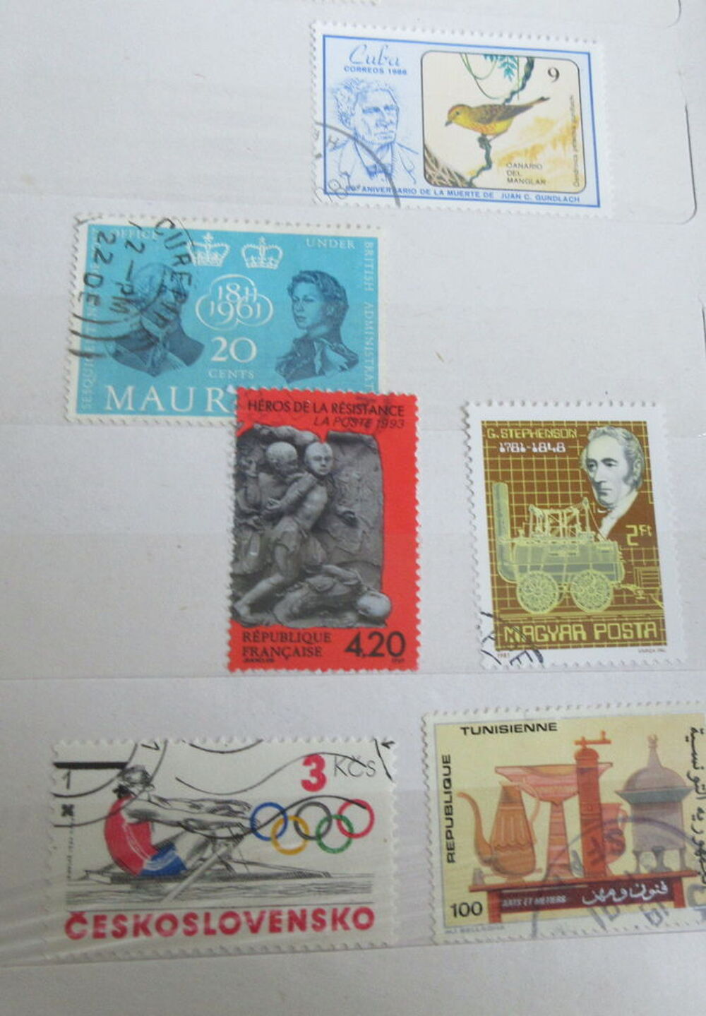 2 ALBUMS DE TIMBRES INCOMPLETS 