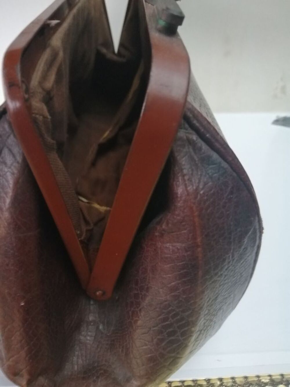 Sacoche de m&eacute;decin en cuir de crocodile gaufr&eacute; Art d&eacute;co. Maroquinerie