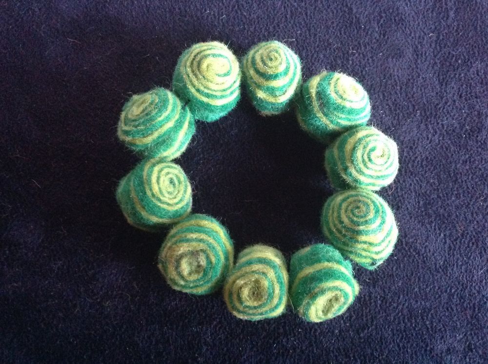 BRACELET BOULES FEUTRE LAiNE VERT ET JAUNE CLAIR Envoi poss
Bijoux et montres