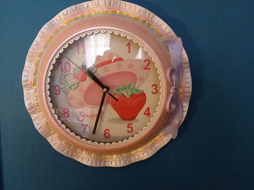 HORLOGE MURALE POUR ENFANT CHARLOTTE AUX FRAISES Décoration