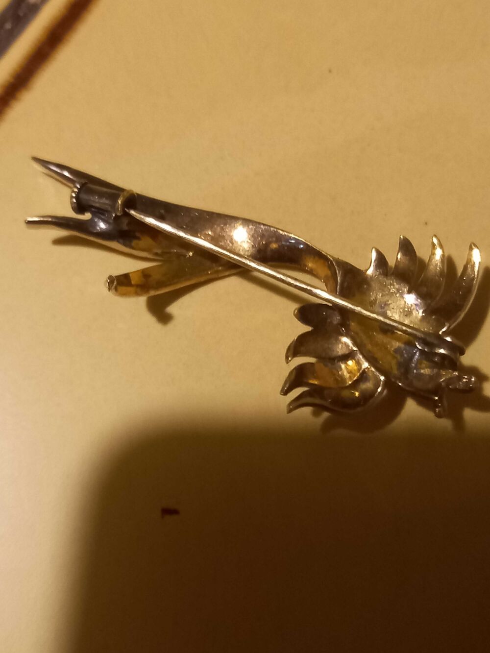 broche ancienne plaque or et strass 