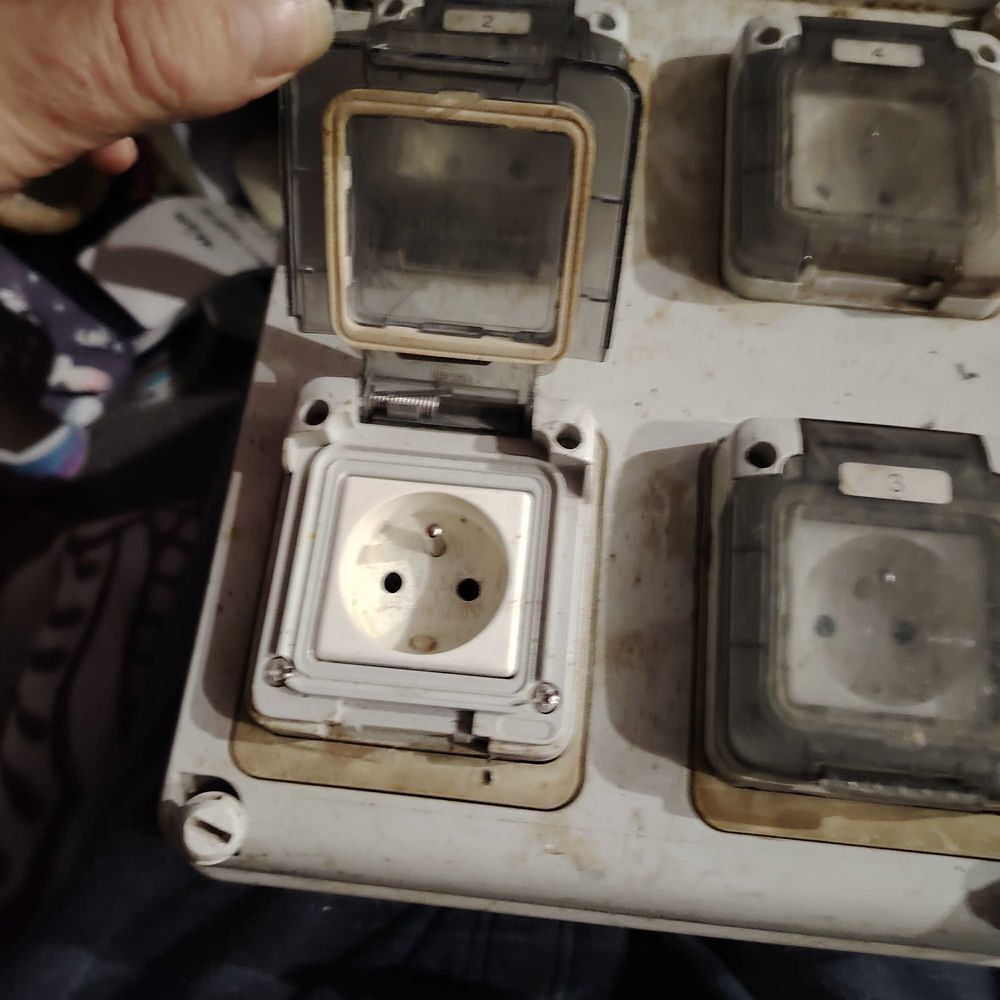 TABLE ELECTRIQUE EXTERIEUR &agrave; € PRISE DE COURANT Bricolage