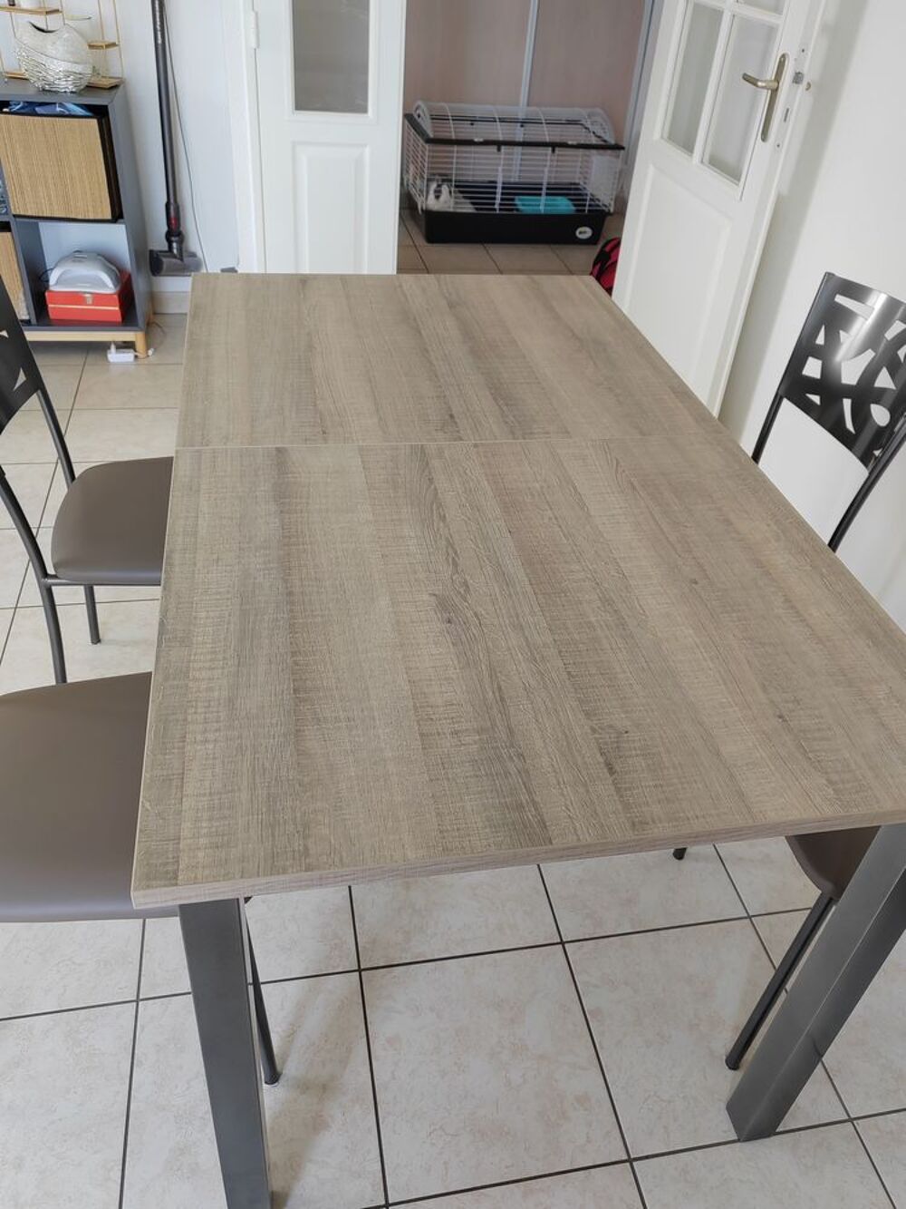 Table de salle &agrave; manger et ses 4 chaises Meubles