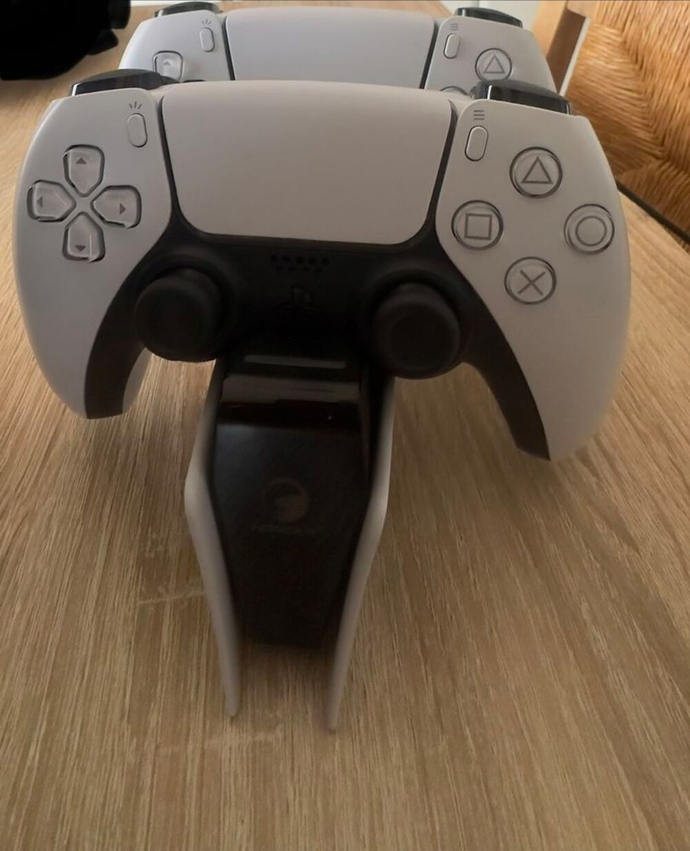 PlayStation 5 1 To + 2 Manettes DualSense + Station de recharge + Plaques camouflage Consoles et jeux vidéos