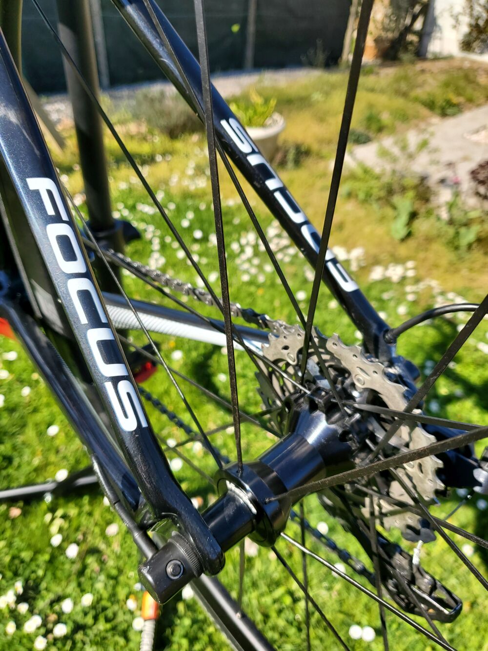 Velo FOCUS tout carbone shimano ULTEGRA
avec accessoires
Vélos