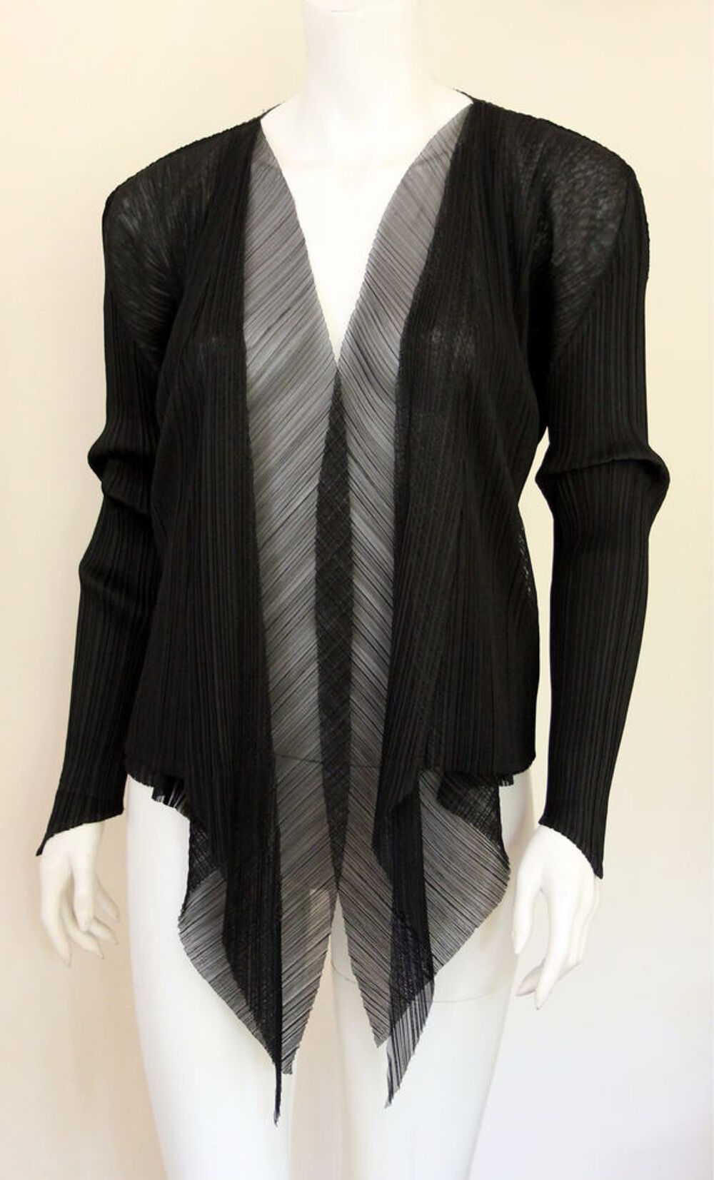 Top noir double pans ISSEY MIYAKE - PLEATS PLEASE 
T.3 Vêtements