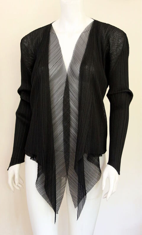 Top noir double pans ISSEY MIYAKE - PLEATS PLEASE 
T.3 250 Issy-les-Moulineaux (92)