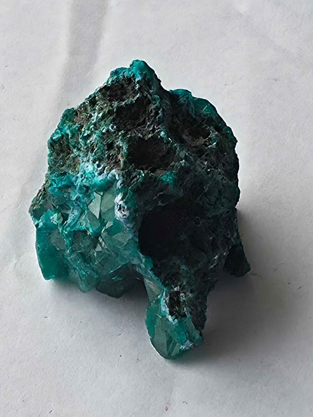 Superbe Dioptase Cristallis&eacute;e-Vert Emeraude Brut 
