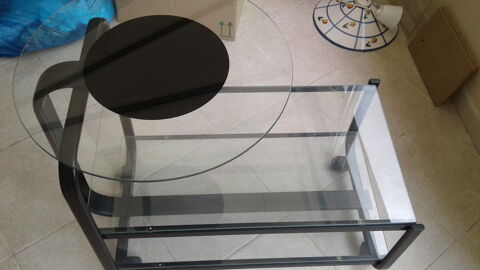 Table basse en verre sur roulettes avec un plateau rond 
Montaren-et-Saint-M�diers (30)