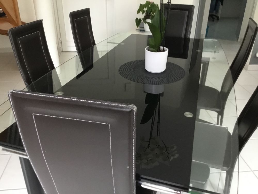 Jolie table en verre tremp&eacute;e transparente et noire 
Meubles