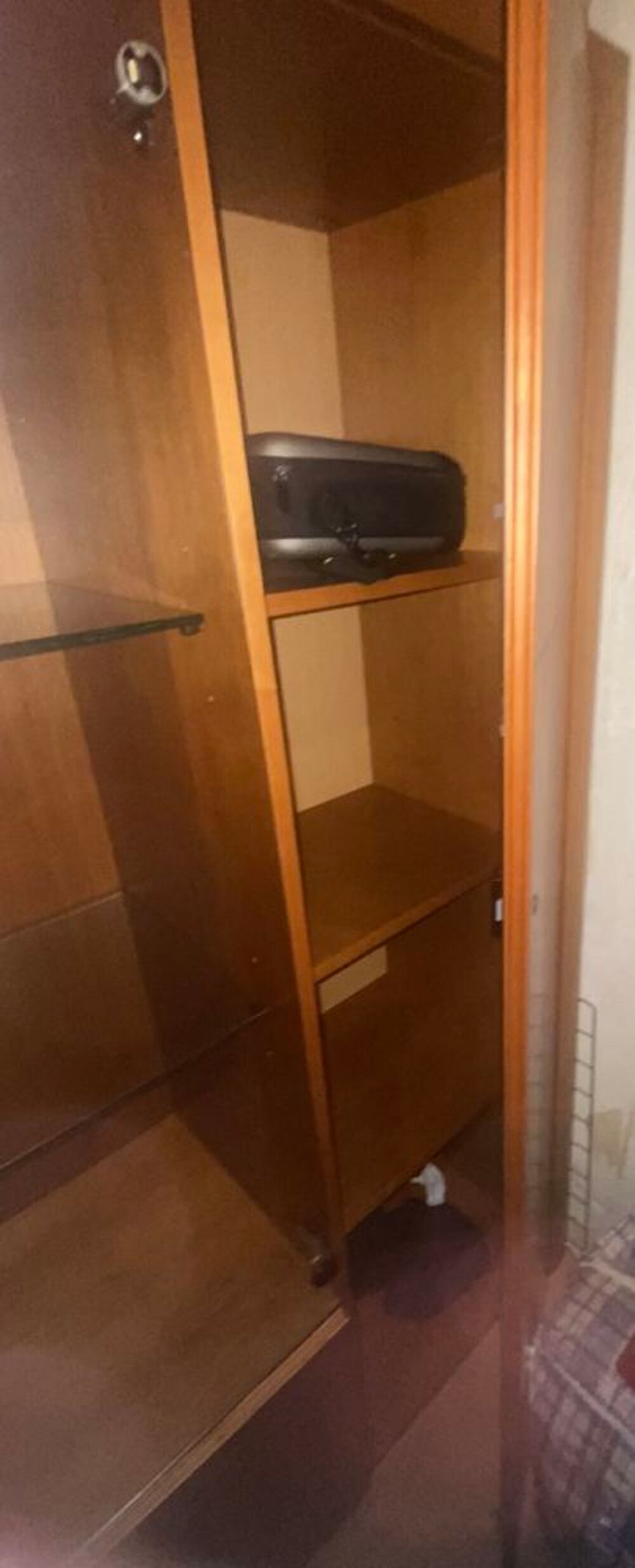 Armoire avec &eacute;tag&egrave;re vitr&eacute;e Meubles