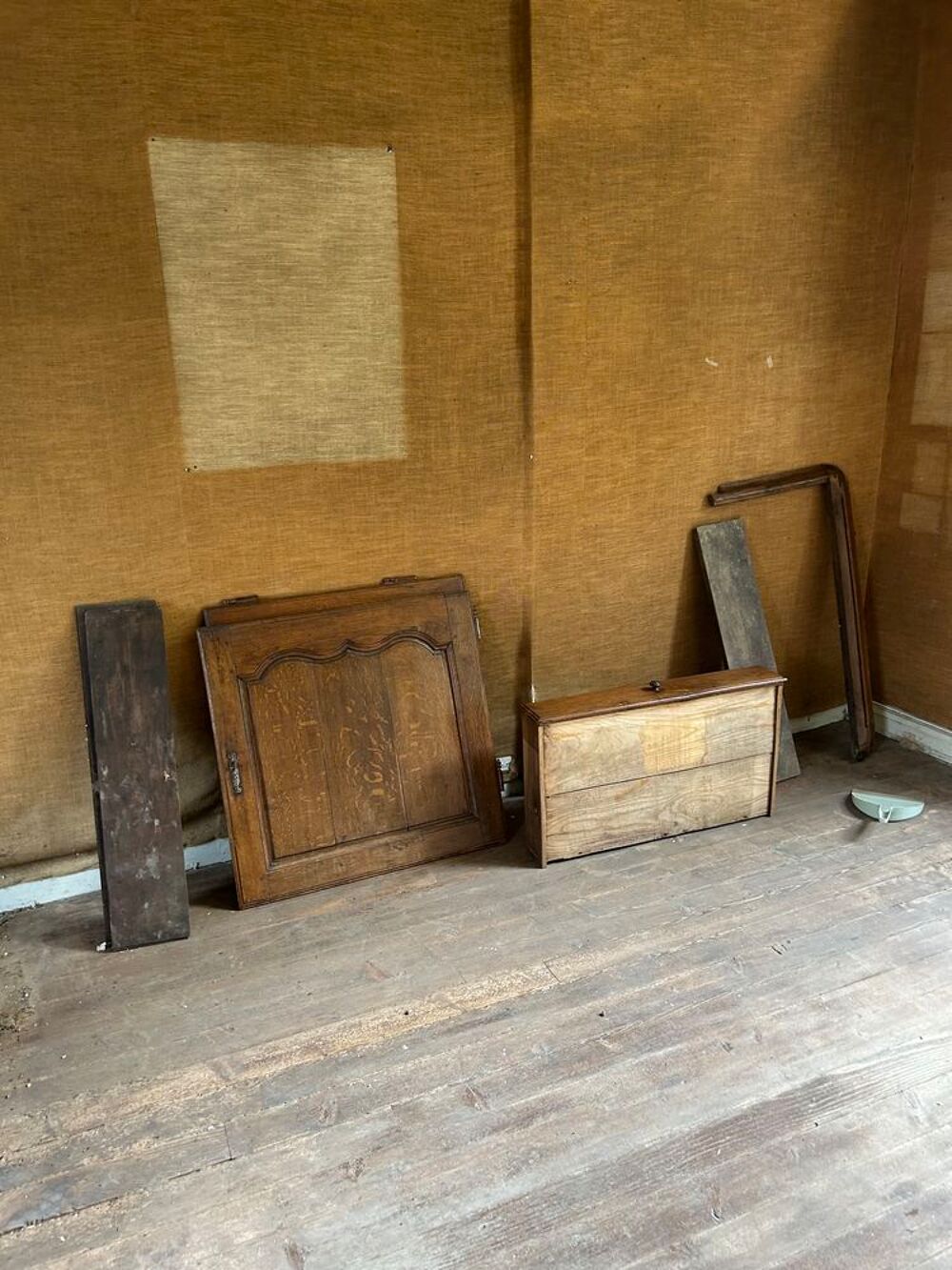 ancien bahut , fromager, garde manger, homme debout Meubles