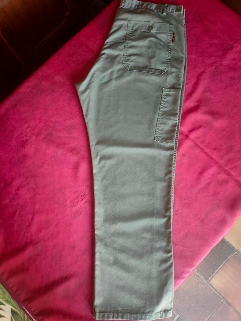 Pantalon kaki avec fermeture &agrave; boutons taille 54 neuf Vêtements