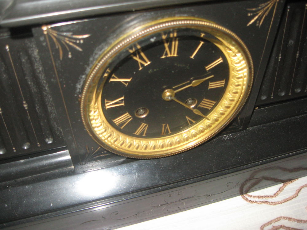 Ancienne pendule de chemin&eacute;e en marbre D�coration