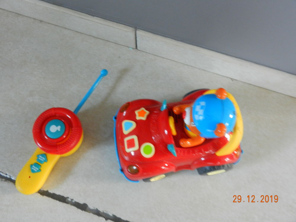 Voiture t&eacute;l&eacute;command&eacute;e 1er &acirc;ge Jeux / jouets