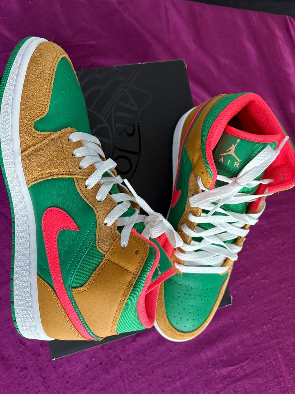 1 paire de basket NEUVE marque AIR JORDAN 1 MID SE Chaussures