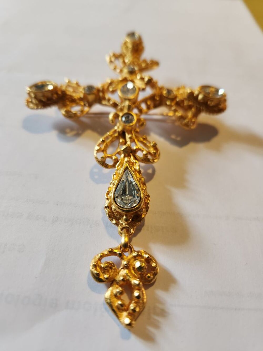 Broche Croix GM C.LACROIX dor&eacute;e strass crystal + pendant Bijoux et montres