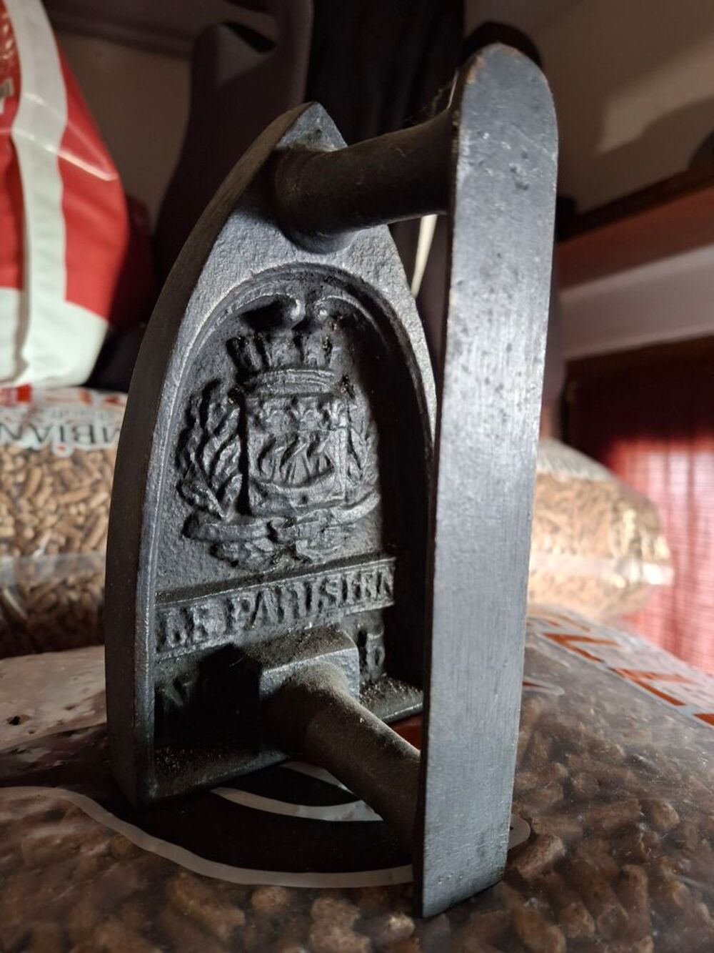 ANCIENS FERS A REPASSER EN FONTE 