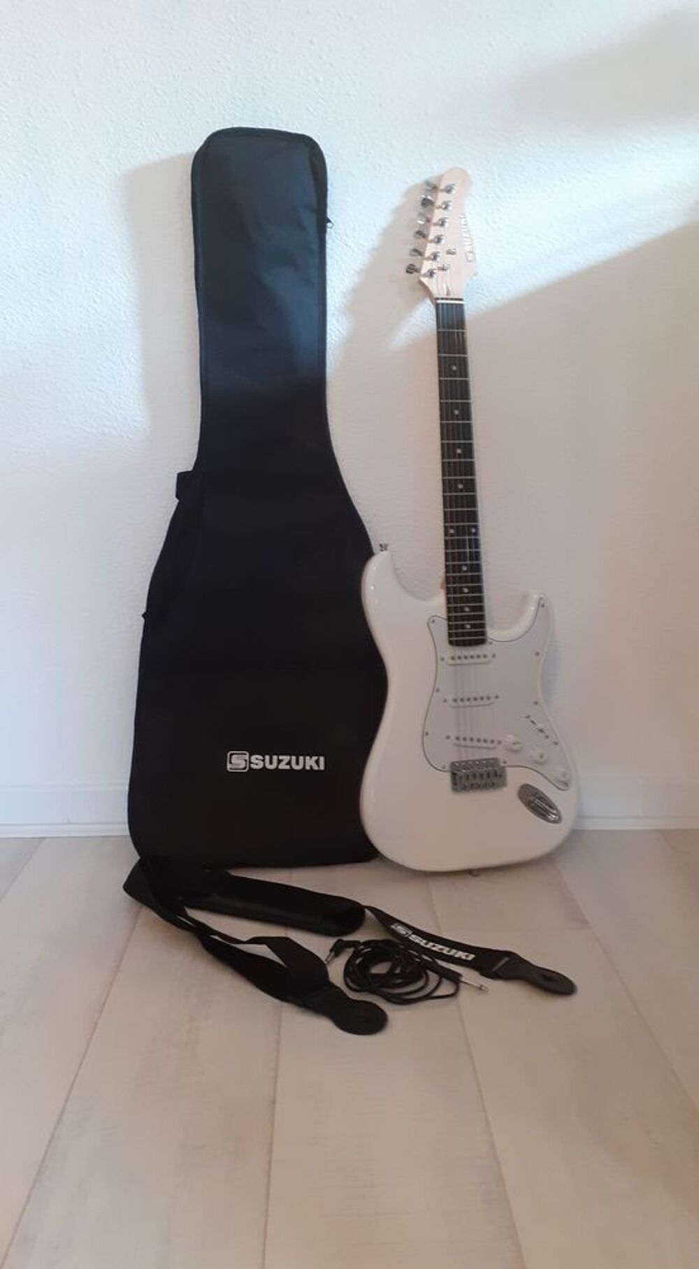 Guitare &eacute;lectrique type Stratocaster + Ampli + Accessoires Instruments de musique