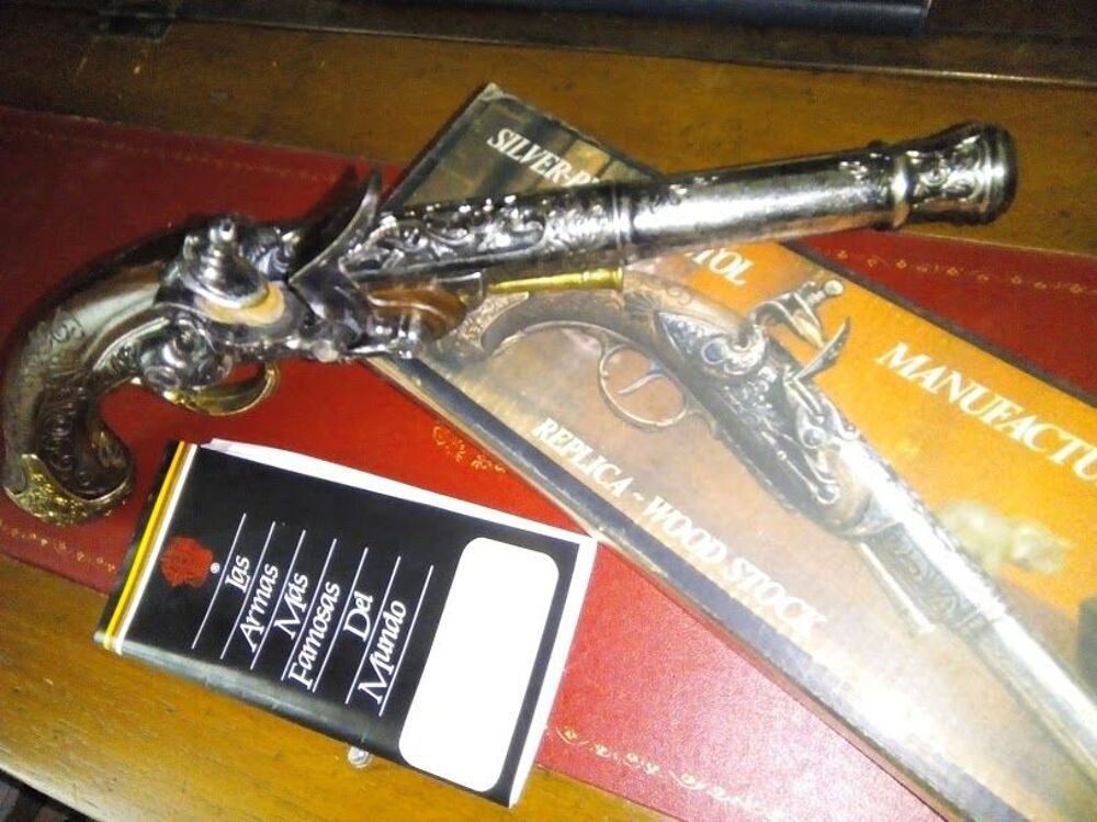 Pistolet &agrave; silex 18&deg;si&egrave;cle Denix 