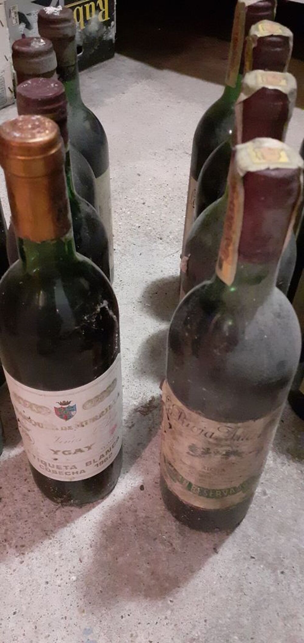 Lot de 35 bouteilles de vin espagnol de 1985 