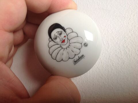 BOITE EN PORCELAINE CIRCULAIRE TRISTAN MOTIF DAT�E Envoi Pos Tr�gunc (29)