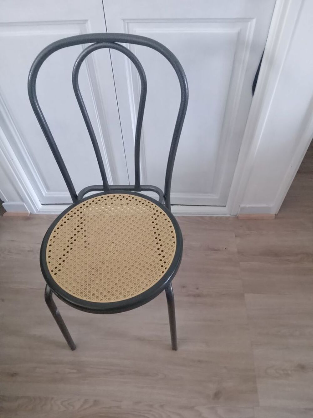 4 CHAISES ETAT PROCHE DU NEUF Meubles