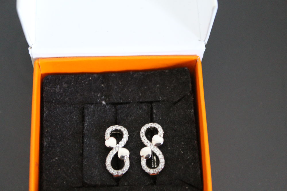 Boucles d'oreilles infini en argent et oxydes de zirconium Bijoux et montres