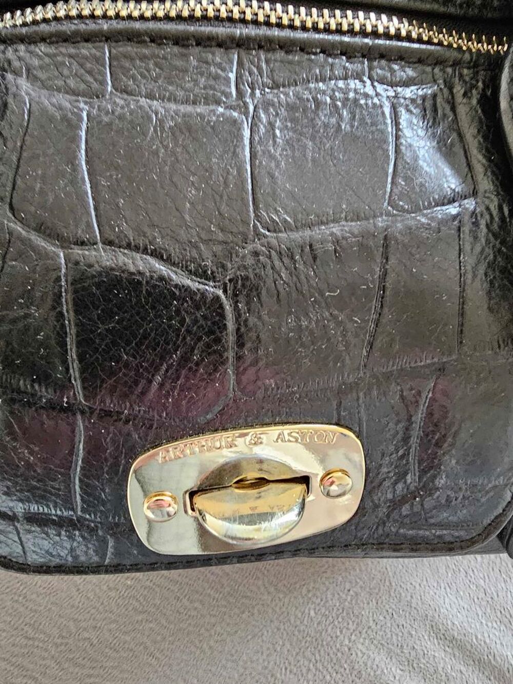 sac &agrave; main en cuir noir. Marque Arthur et Aston Neuve. Maroquinerie