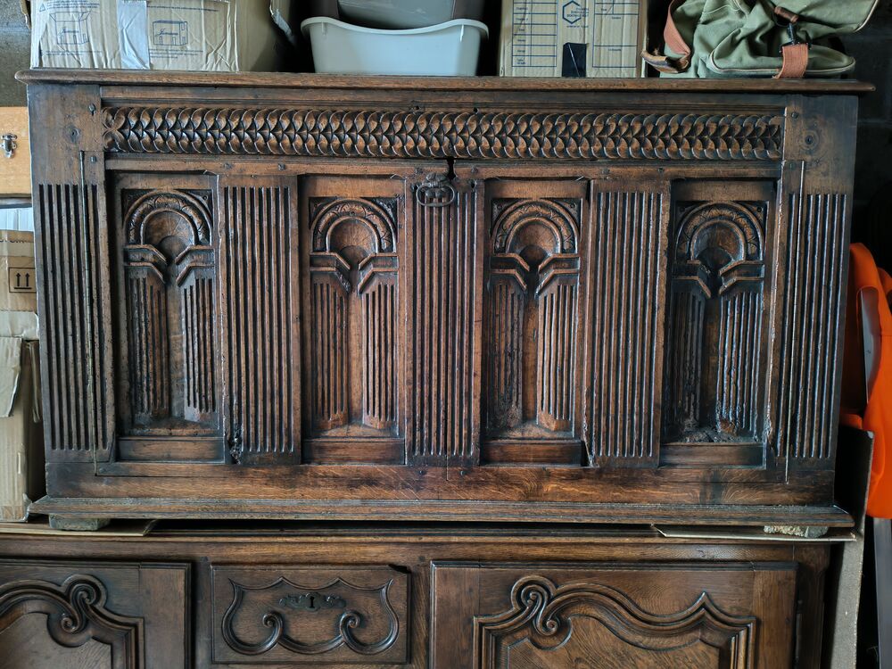 Magnifique Coffre / Bahut Ancien en Bois Massif Sculpt&eacute; Meubles