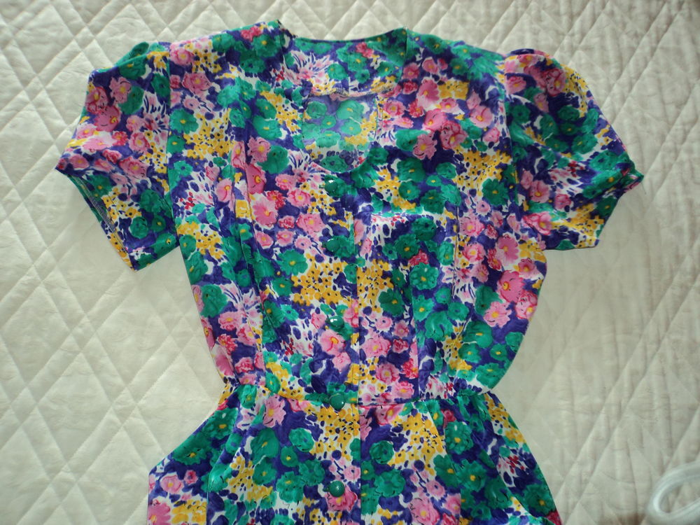 ROBE &agrave; FLEURS Taille 38-40 Vtements