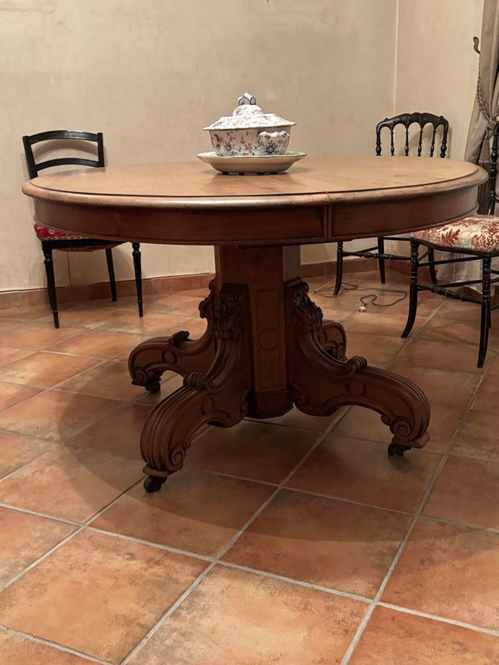 Table de salle &agrave; manger ovale noyer massif Meubles
