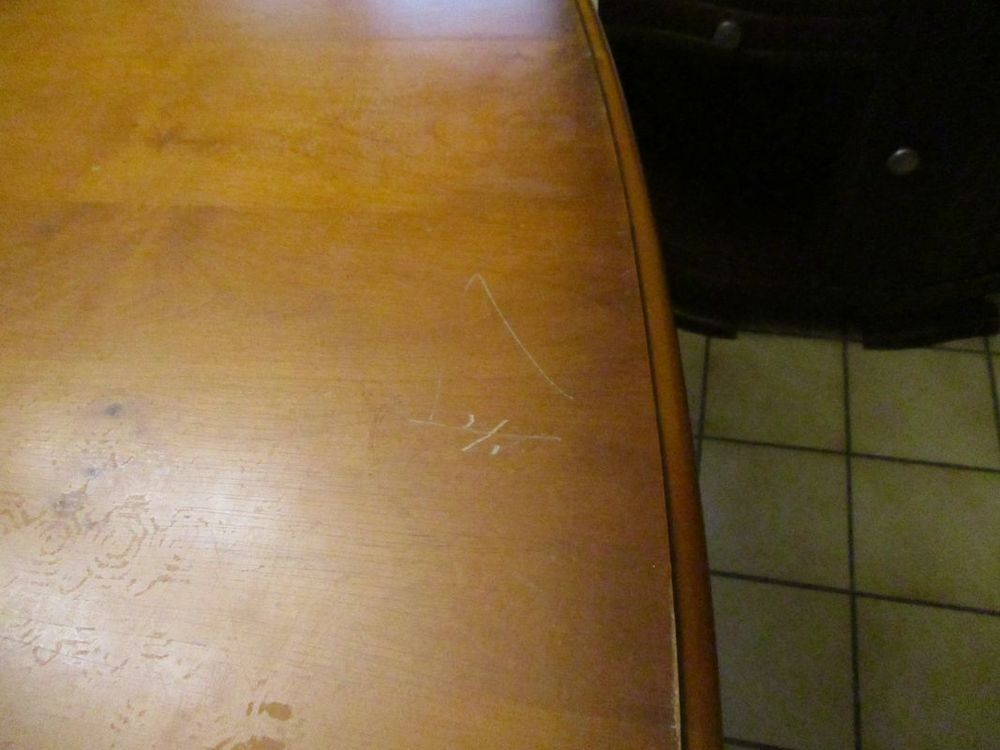 A SAISIR = table en merisier quelques coups sur le dessus Meubles