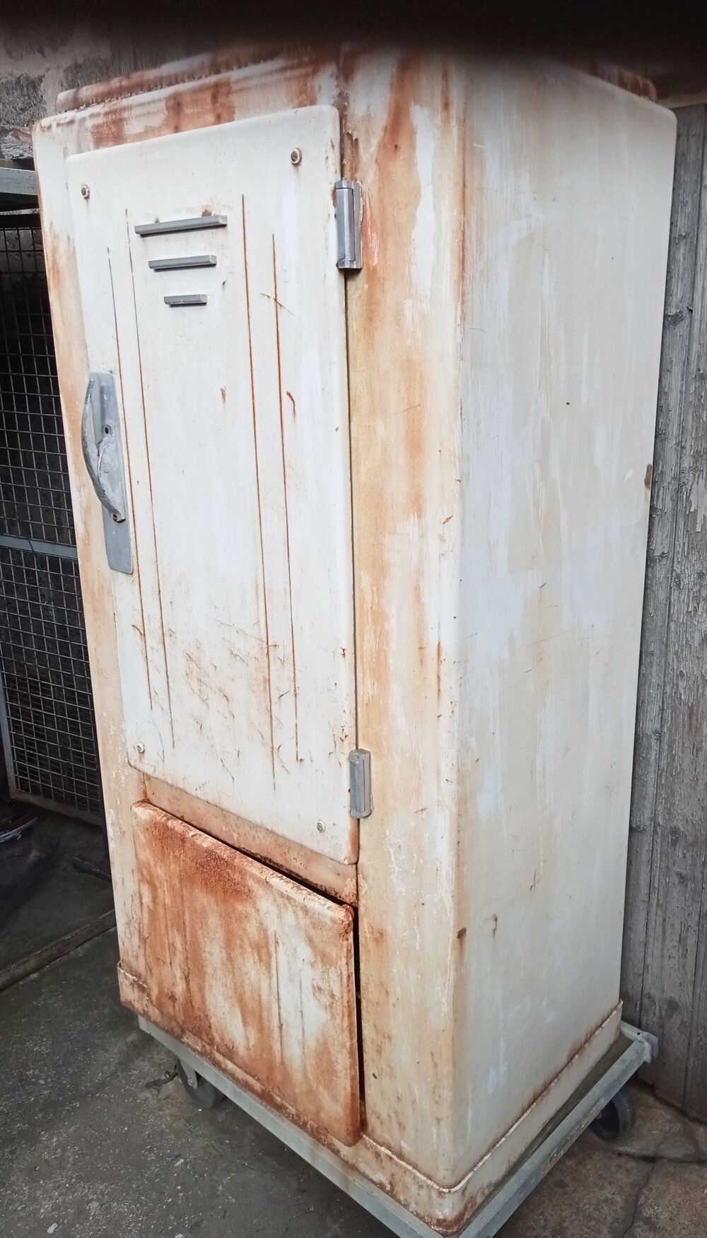 ancien frigo glaci&egrave;re en m&eacute;tal Meubles