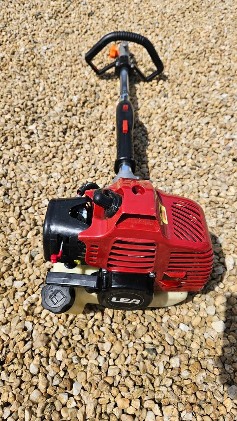 D&eacute;broussailleuse multifonction motoris&eacute; L&Eacute;A, 4 en 1 avec mot Jardin