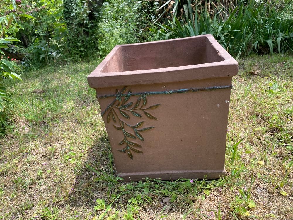 pot en gr&egrave;s d&eacute;cor&eacute; Jardin