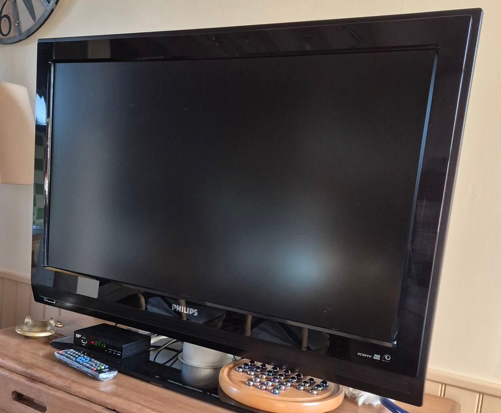 t&eacute;l&eacute;vision Philips 37"94cm avec son bo&icirc;tier TNT 
Photos/Video/TV