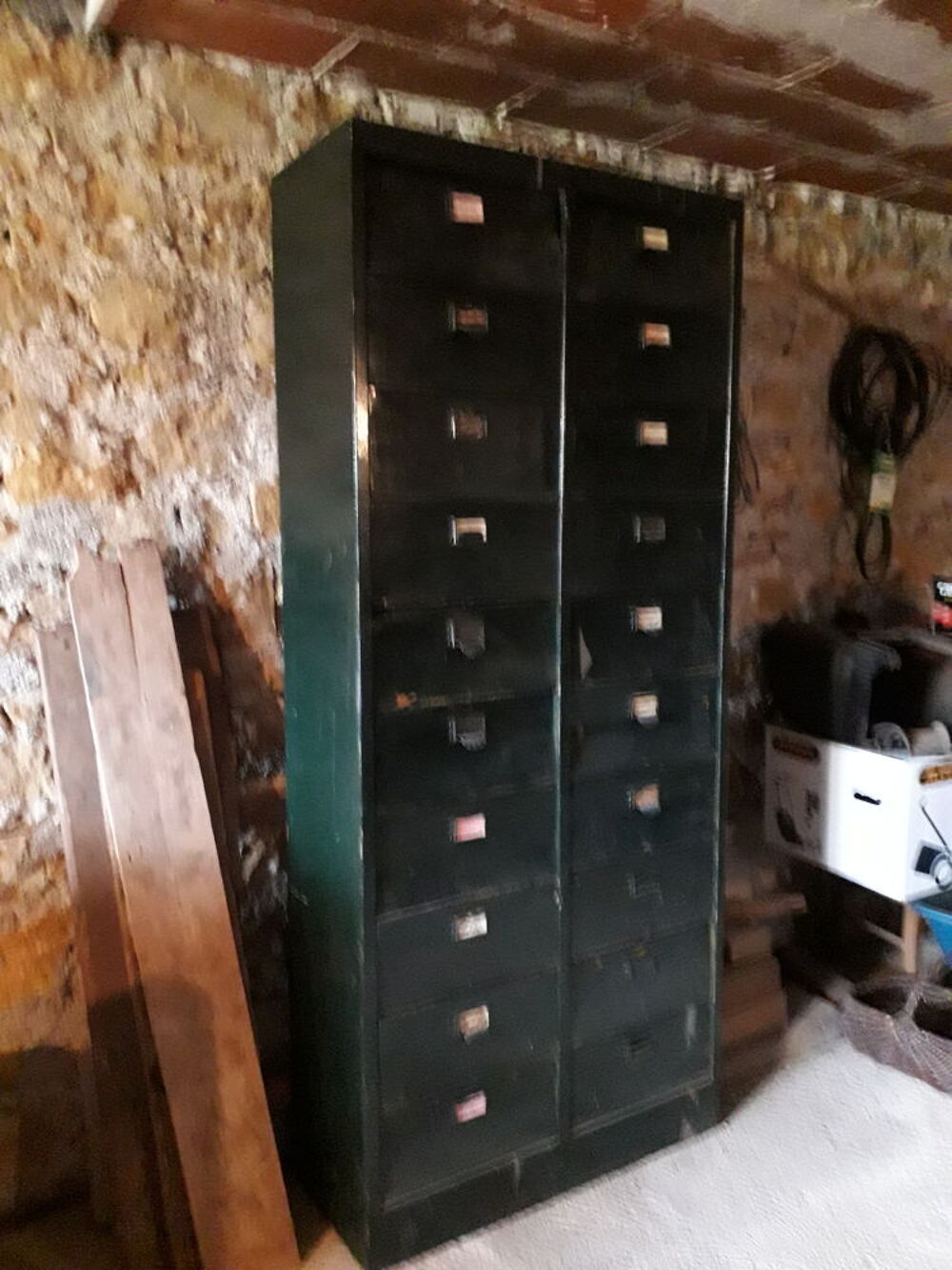 Armoire m&eacute;tallique
&agrave; restaurer 
Tr&egrave;s tendance
Meubles