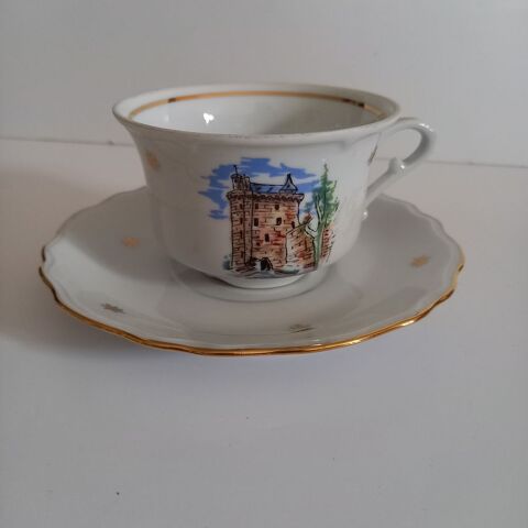 Tasse et sa sous tasse en porcelaine française  souvenir du 5 Saumur (49)