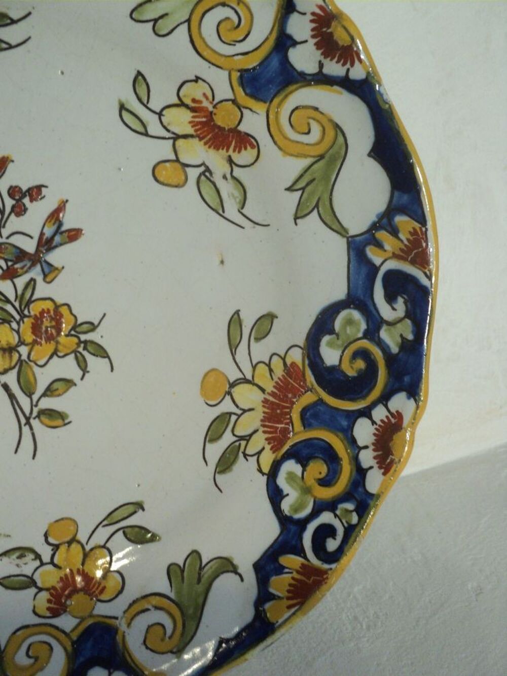 Assiette Fa&iuml;ence Vieux Rouen.
Décoration
