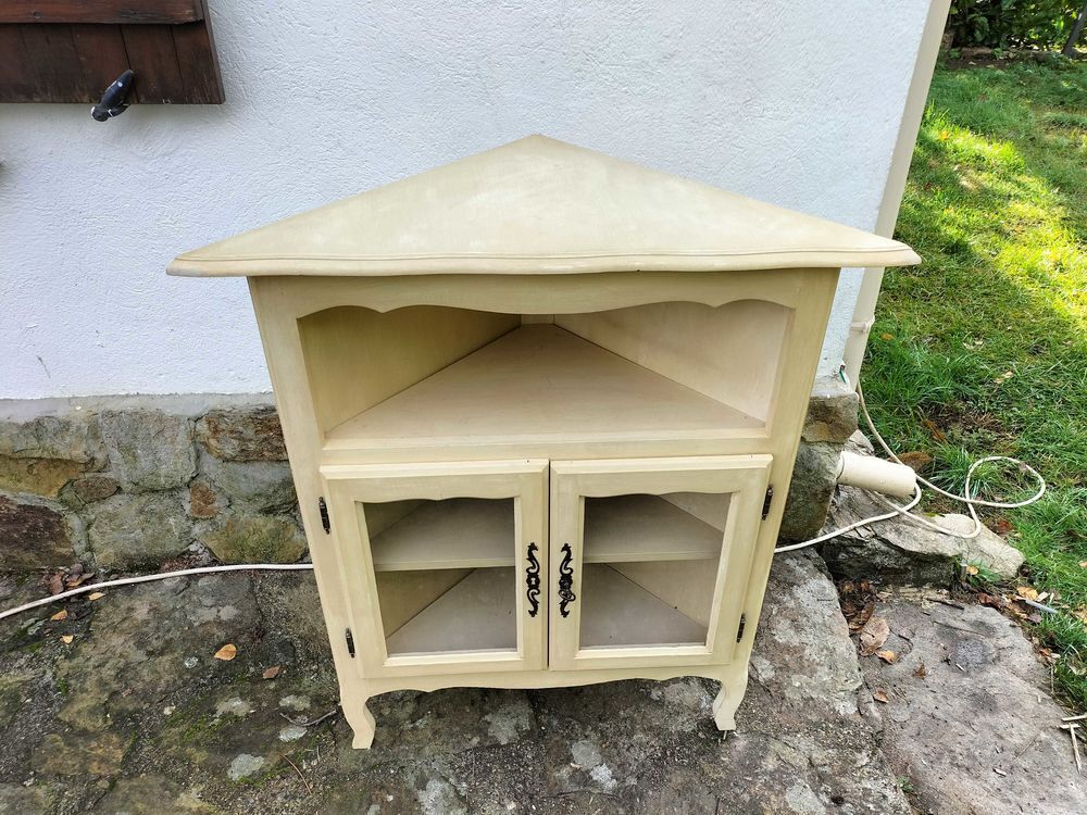 meuble d'angle en ch&ecirc;ne massif teint&eacute; jaune du Lub&eacute;ron Meubles