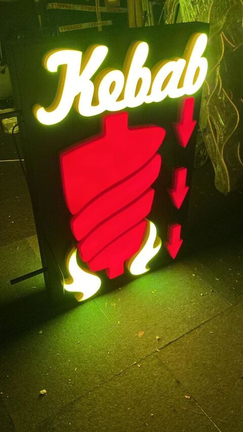 Enseigne lumineuse LED pour restaurant kebab et fast food 900 93300 Aubervilliers