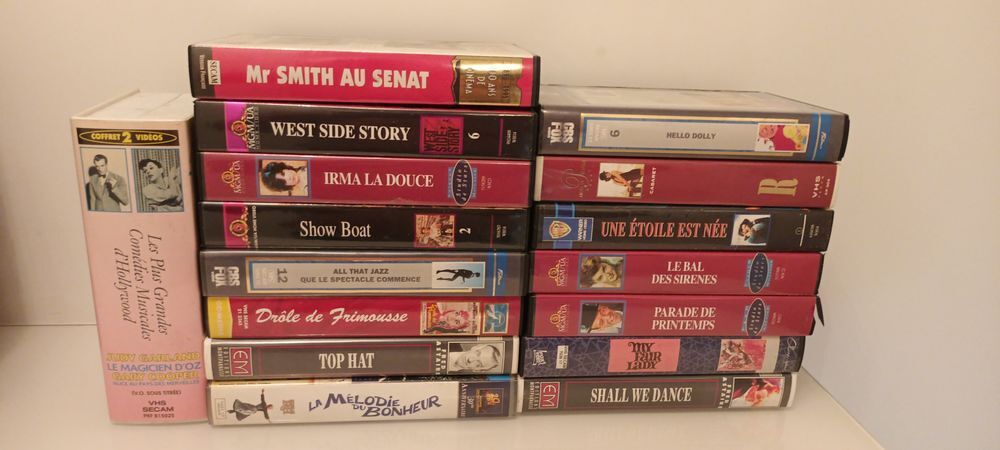 23 cassettes VHS de com&eacute;dies musicales am&eacute;ricaines Photos/Video/TV