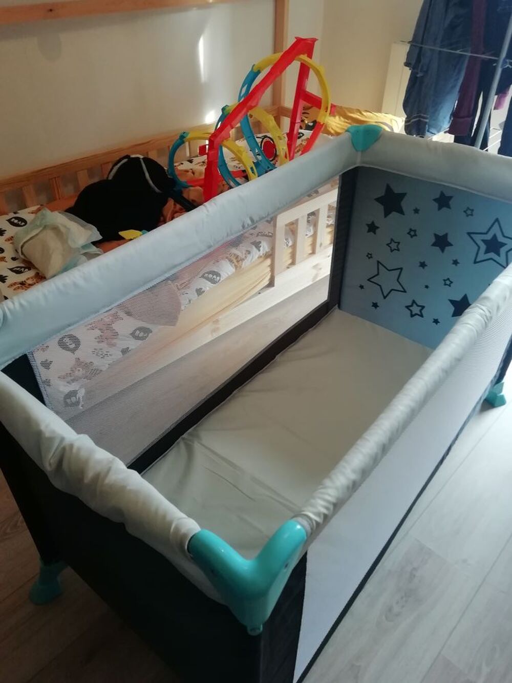 Lit parapluie et son matelat comme neuf Puériculture