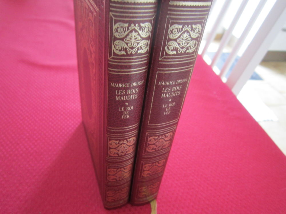 Collection de deux (2) livres munis d'une couverture rouge Livres et BD