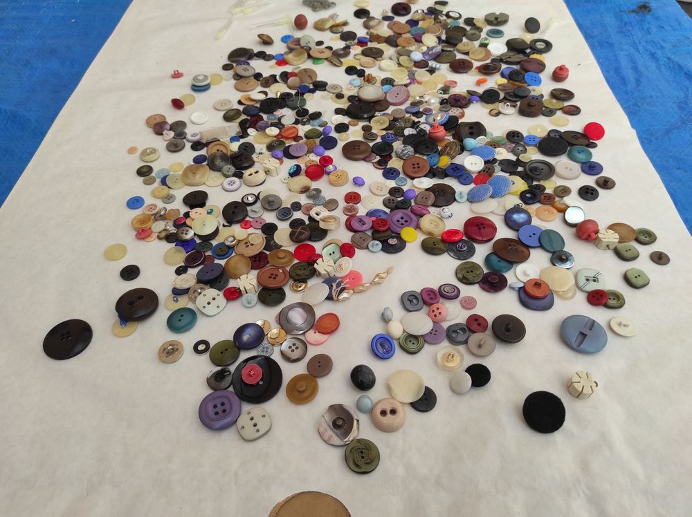 &eacute;norme lot boutons accessoire couture prix de 3 euros Vêtements