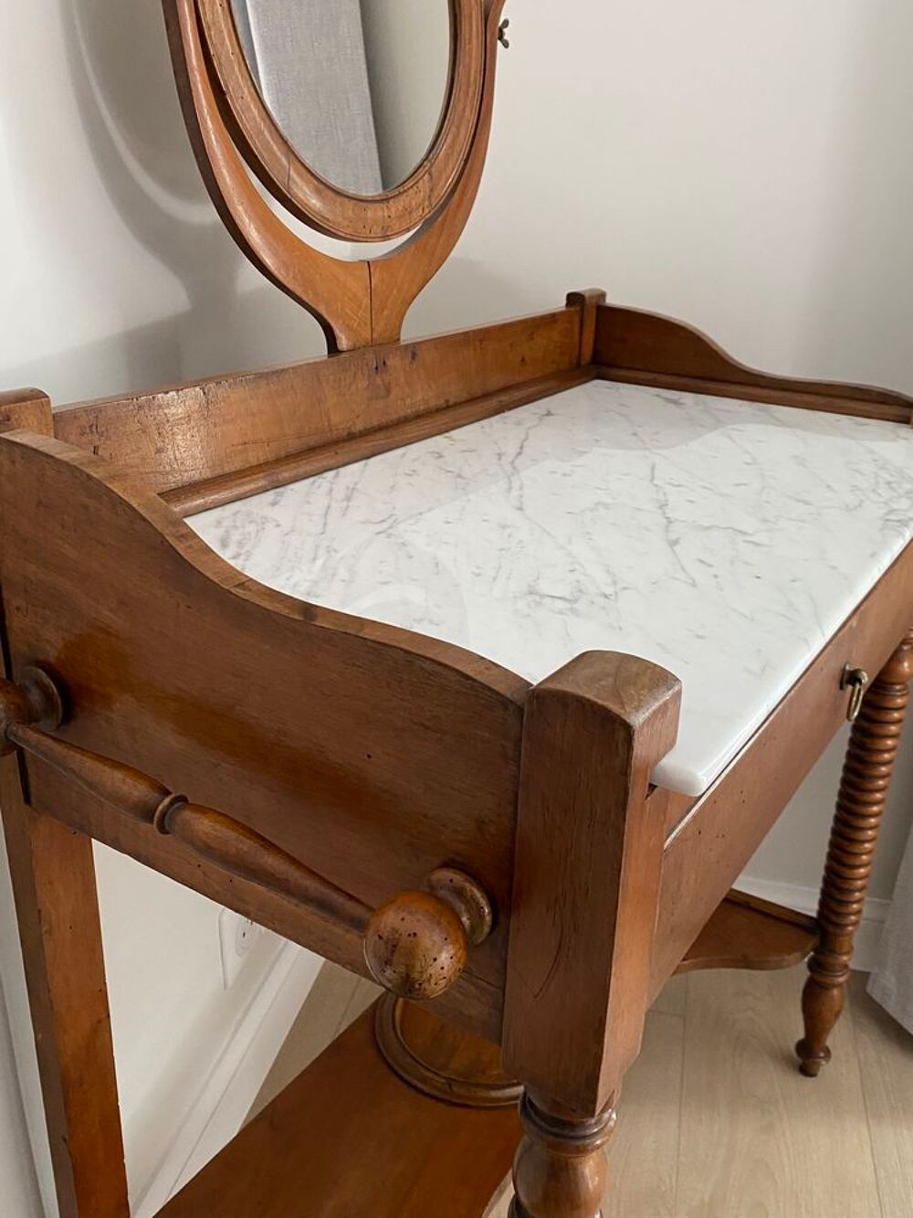 Table de toilette en noyer et marbre blanc Meubles